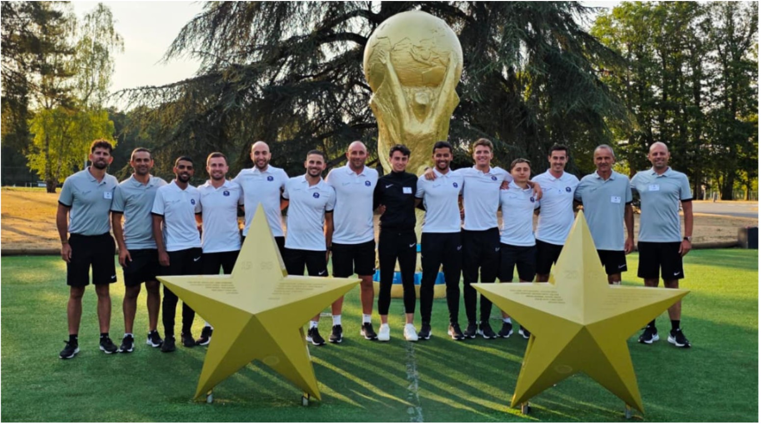 Notre Arbitre Ruben Puyalt (au centre en noir)de retour de Clairefontaine : une nouvelle étape vers le National 2
